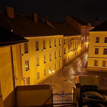 Velke Studio Na Velkem Namesti S Vybavenou Kuchyni Hradec Králové Dış mekan fotoğraf