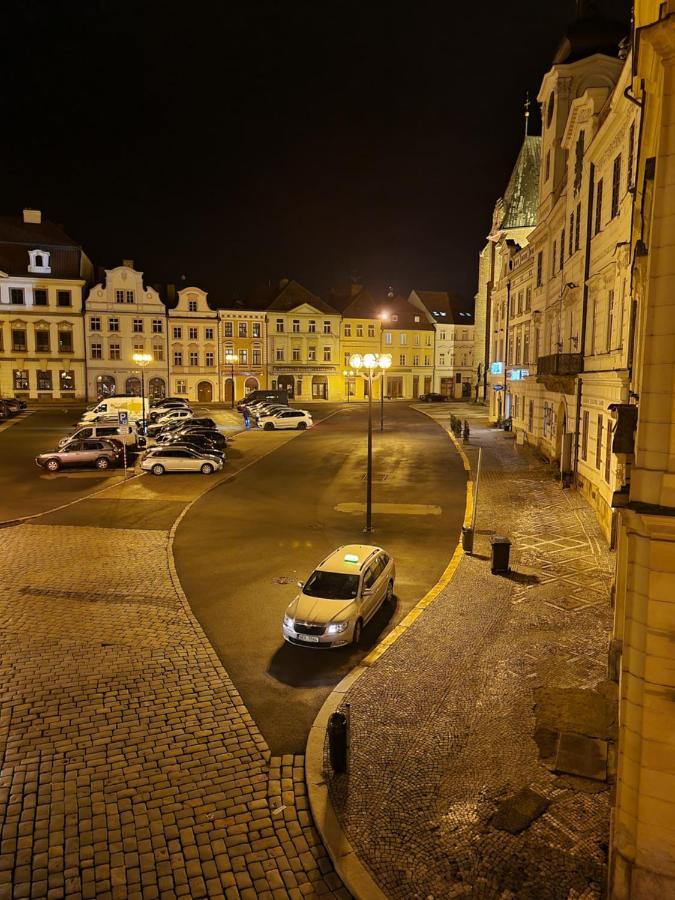 Velke Studio Na Velkem Namesti S Vybavenou Kuchyni Hradec Králové Dış mekan fotoğraf