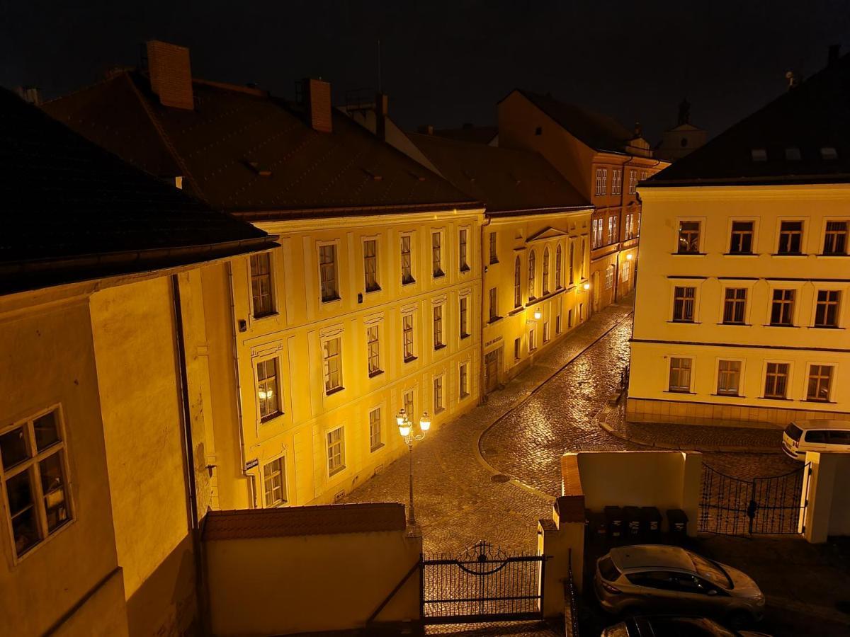 Velke Studio Na Velkem Namesti S Vybavenou Kuchyni Hradec Králové Dış mekan fotoğraf